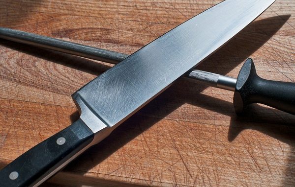 image of a chef knife and honing rod